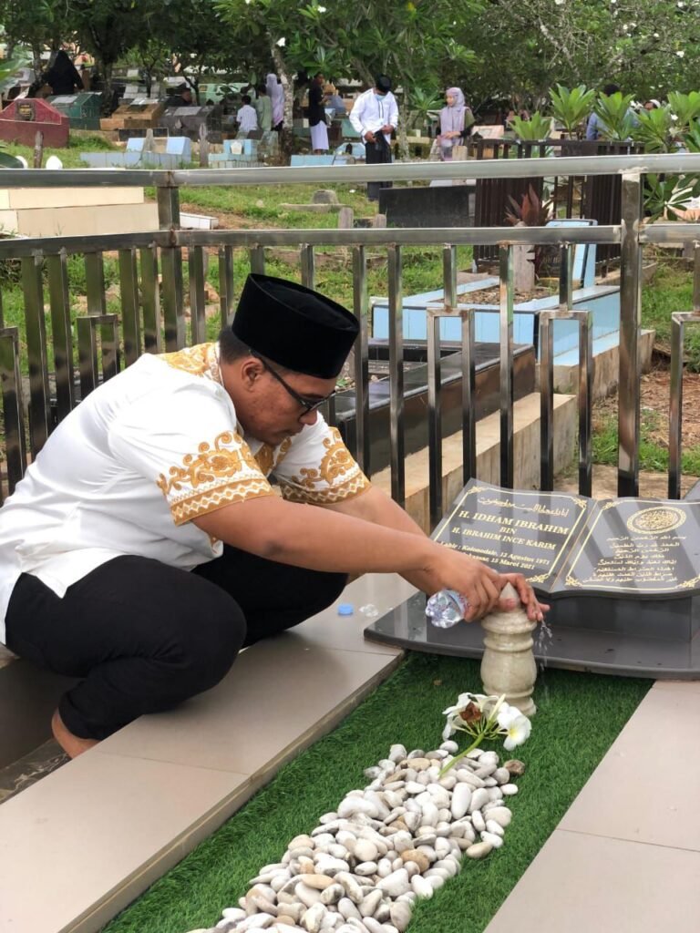 Ince Mochamad Andi Ibrahim ziarah ke makam ayahanda tercinta yang hanya berjarak 200 meter dari rumah