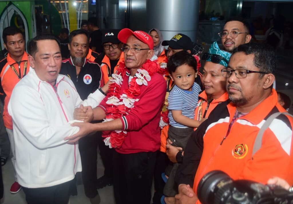 Ketua Komite Olahraga Nasional Indonesia (KONI) Sulteng, Nizar Rahmatu menyambut kedatangan kontingen PWI Sulteng di Bandara Mutiara SIS Al-Jufri, Selasa sore (27/8/2024).