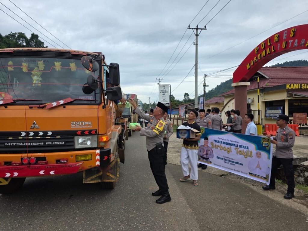 Polres Morowali Utara Bersama Bhayangkari Cabang Morut Berbagi Takjil Gratis