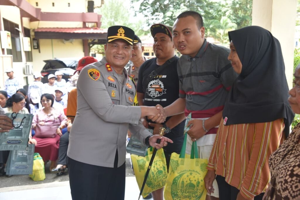 Berkah Ramadhan, Polres Morowali Utara Bagikan Parsel Lebaran Kepada Anggota Polri dan Elemen Masyarakat