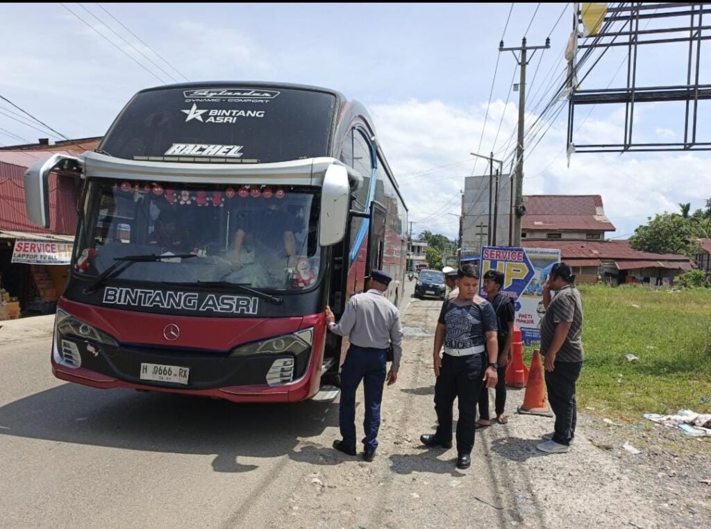 Polres Morowali Utara Melaksanakan Ramp Check dan Tes Urine Kepada Sopir Bus AKAP Jelang Mudik Lebaran 2026