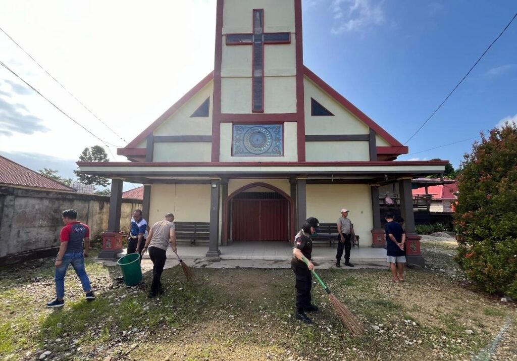 Sambut Hari Bhayangkara ke-80, Polres Morowali Utara Bersihkan Masjid, Gereja, dan Pura