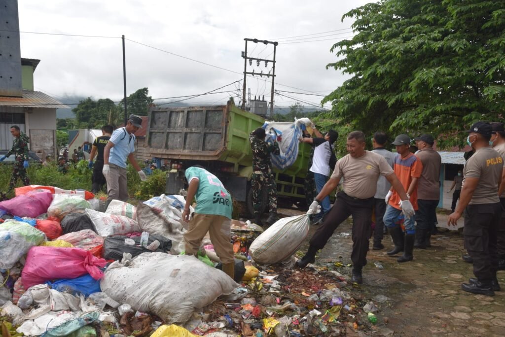 Sambut Hari Bhayangkara Ke-80, TNI-Polri dan Pemda Morowali Utara Bersihkan Sampah di Pasar Ponteoa