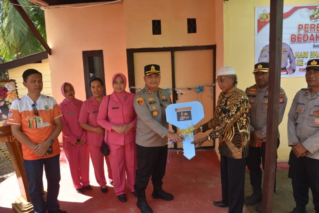 Penuh Haru, Kapolres Morowali Utara Resmikan Bedah Rumah Lansia di Hari Bhayangkara ke-80