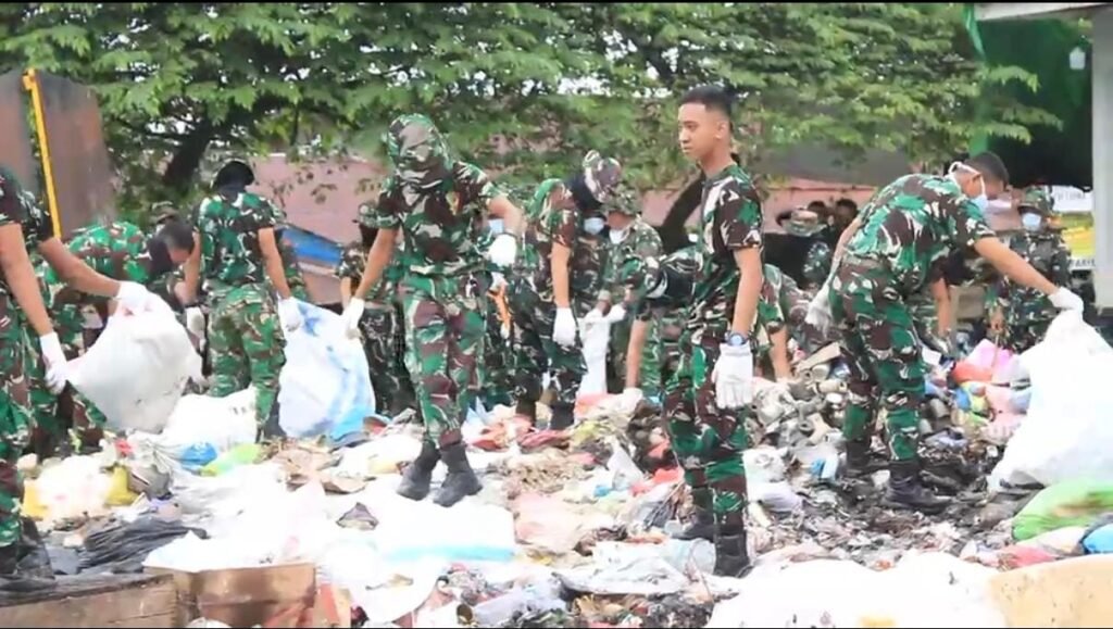Cegah Banjir dan Sarang Nyamuk, Yonif TP 825/GYS Bersihkan Drainase Pasar