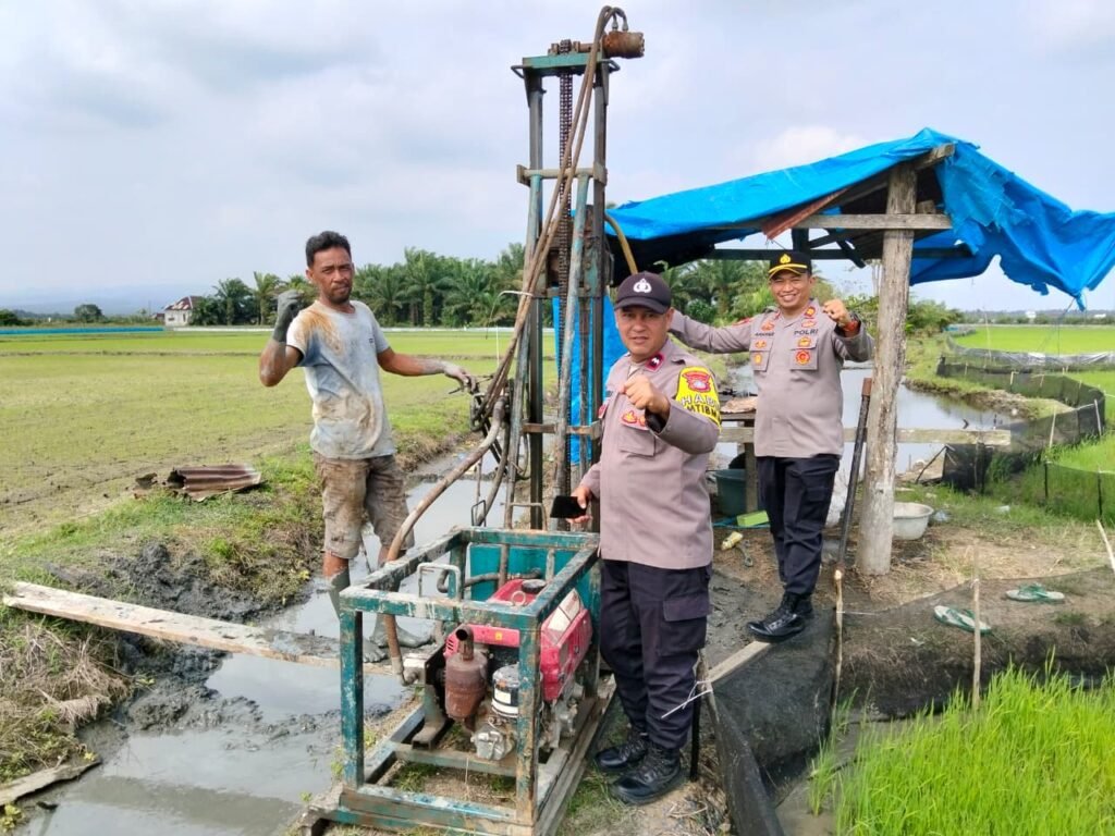Atasi Kekeringan, Polsek Bumi Raya Buat Sumur Bor untuk Sawah Warga