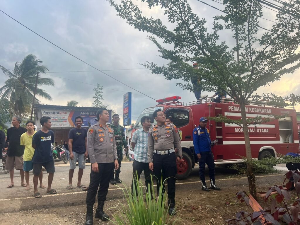 Rumah Warga Tompira Terbakar, Kapolres Morowali Utara Turun Langsung Bantu Padamkan Api