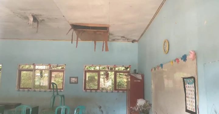 Dana CSR Miliaran Bocor ke Mana? Warga Ganda-ganda Soroti Plafon SDN yang Rusak