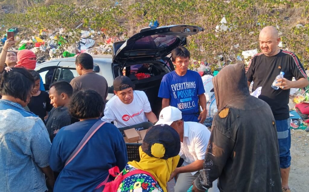 JMSI Sulteng Berbagi di TPA Kawatuna, 100 Kotak Makanan untuk Pemulung
